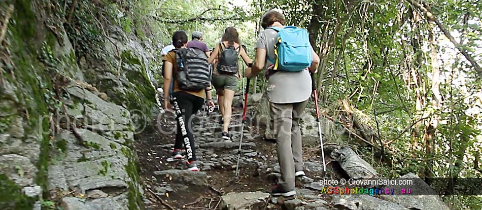 escursionisti sul sentiero Antica Via Regina a Sorico